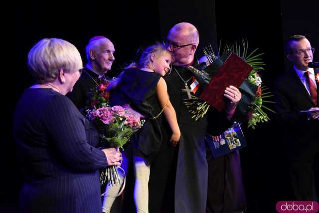 [FOTO] Patriotyczny wieczór gminy Świdnica. Wójt Teresa Mazurek oraz biskupi Dec i Pytel uhonorowani zaszczytnymi tytułami