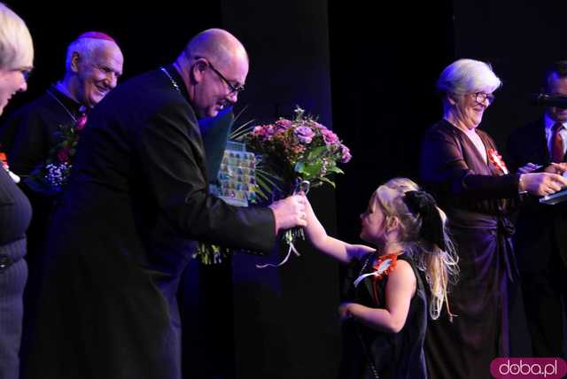 [FOTO] Patriotyczny wieczór gminy Świdnica. Wójt Teresa Mazurek oraz biskupi Dec i Pytel uhonorowani zaszczytnymi tytułami