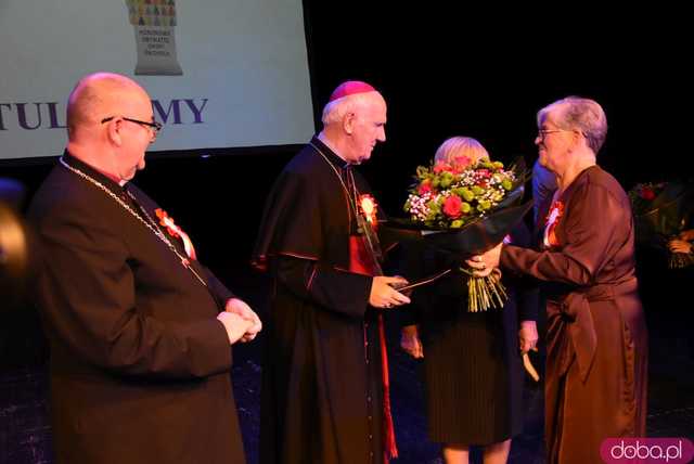 [FOTO] Patriotyczny wieczór gminy Świdnica. Wójt Teresa Mazurek oraz biskupi Dec i Pytel uhonorowani zaszczytnymi tytułami