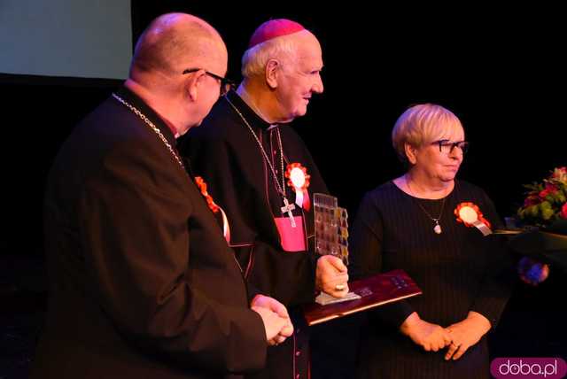 [FOTO] Patriotyczny wieczór gminy Świdnica. Wójt Teresa Mazurek oraz biskupi Dec i Pytel uhonorowani zaszczytnymi tytułami