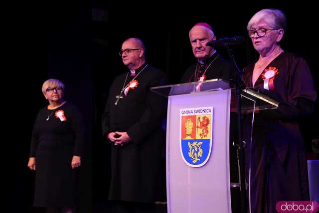 [FOTO] Patriotyczny wieczór gminy Świdnica. Wójt Teresa Mazurek oraz biskupi Dec i Pytel uhonorowani zaszczytnymi tytułami