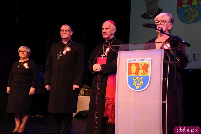 [FOTO] Patriotyczny wieczór gminy Świdnica. Wójt Teresa Mazurek oraz biskupi Dec i Pytel uhonorowani zaszczytnymi tytułami