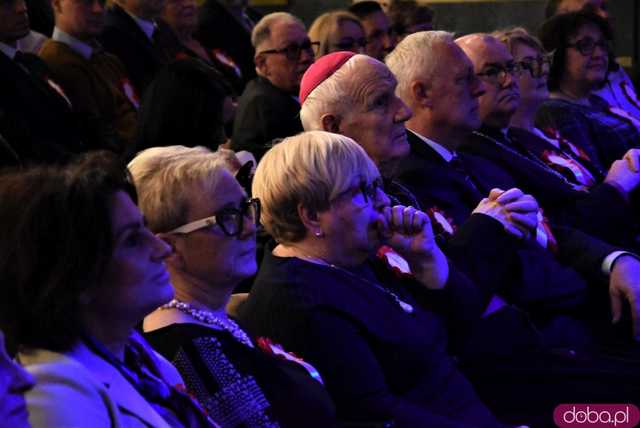 [FOTO] Patriotyczny wieczór gminy Świdnica. Wójt Teresa Mazurek oraz biskupi Dec i Pytel uhonorowani zaszczytnymi tytułami