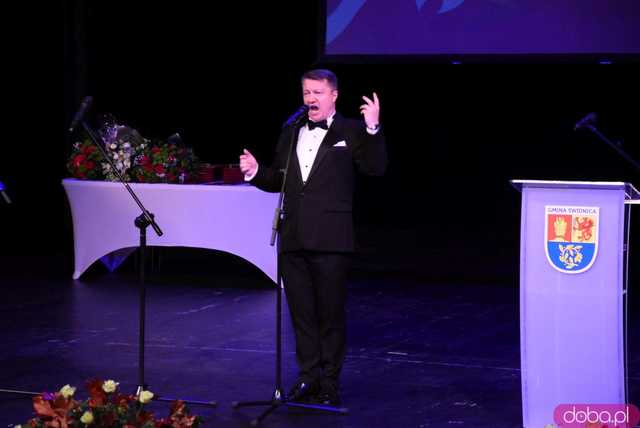 [FOTO] Patriotyczny wieczór gminy Świdnica. Wójt Teresa Mazurek oraz biskupi Dec i Pytel uhonorowani zaszczytnymi tytułami