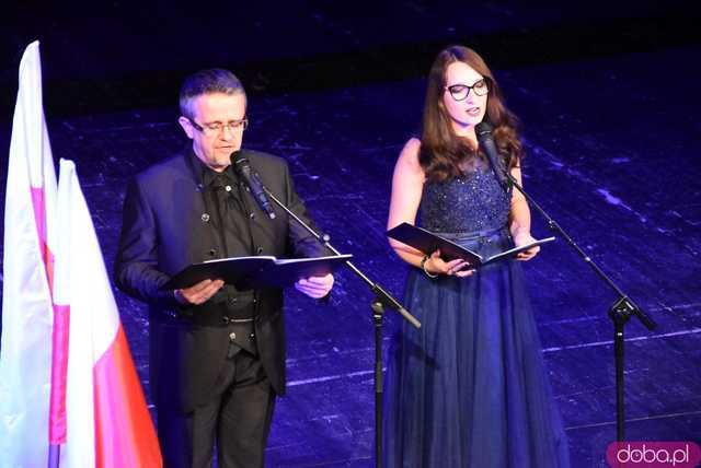 [FOTO] Patriotyczny wieczór gminy Świdnica. Wójt Teresa Mazurek oraz biskupi Dec i Pytel uhonorowani zaszczytnymi tytułami