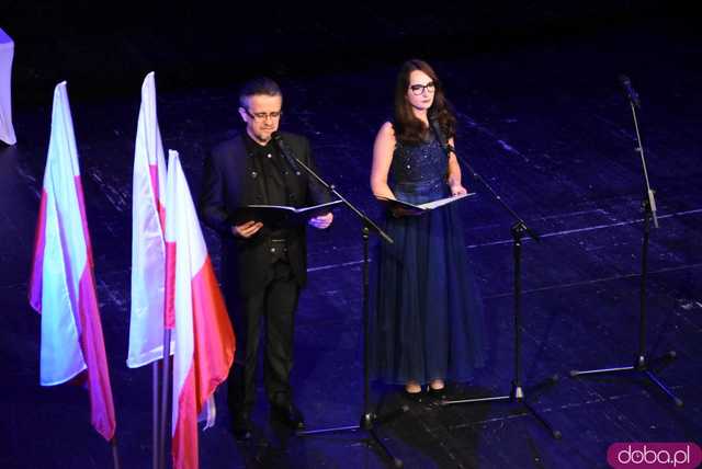 [FOTO] Patriotyczny wieczór gminy Świdnica. Wójt Teresa Mazurek oraz biskupi Dec i Pytel uhonorowani zaszczytnymi tytułami