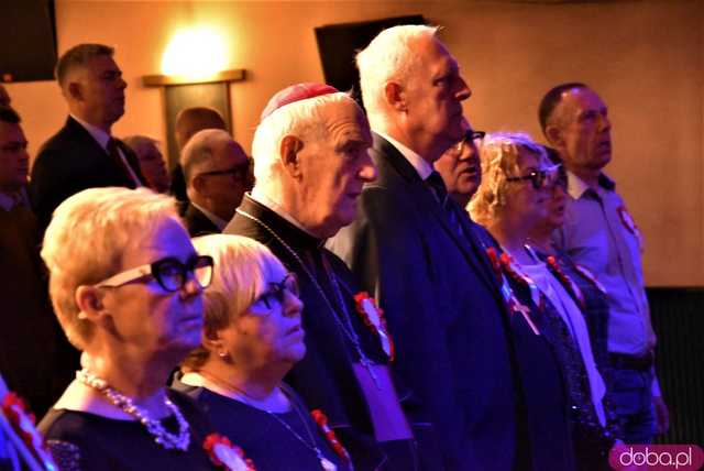 [FOTO] Patriotyczny wieczór gminy Świdnica. Wójt Teresa Mazurek oraz biskupi Dec i Pytel uhonorowani zaszczytnymi tytułami