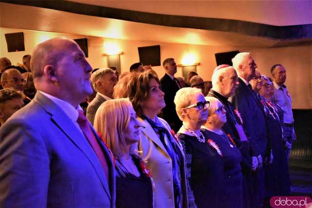 [FOTO] Patriotyczny wieczór gminy Świdnica. Wójt Teresa Mazurek oraz biskupi Dec i Pytel uhonorowani zaszczytnymi tytułami