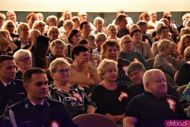 [FOTO] Patriotyczny wieczór gminy Świdnica. Wójt Teresa Mazurek oraz biskupi Dec i Pytel uhonorowani zaszczytnymi tytułami