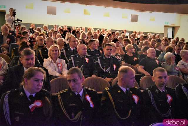 [FOTO] Patriotyczny wieczór gminy Świdnica. Wójt Teresa Mazurek oraz biskupi Dec i Pytel uhonorowani zaszczytnymi tytułami