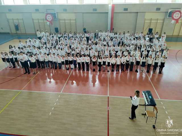[FOTO] 200 uczniów z Witoszowa Dolnego odśpiewało Mazurka Dąbrowskiego