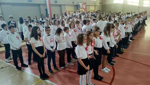 [FOTO] 200 uczniów z Witoszowa Dolnego odśpiewało Mazurka Dąbrowskiego