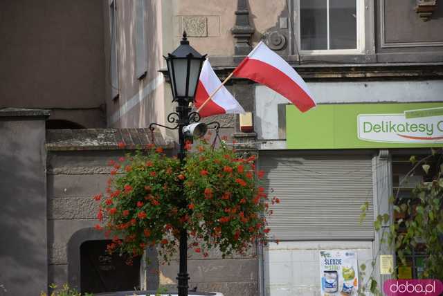 [FOTO] 11 minut poezji na Skwerze z dzikami. Za nami patriotyczna uroczystość integrująca pokolenia