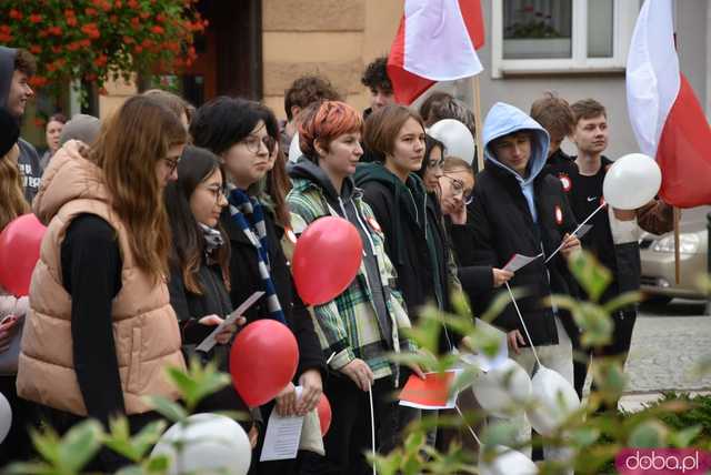 [FOTO] 11 minut poezji na Skwerze z dzikami. Za nami patriotyczna uroczystość integrująca pokolenia