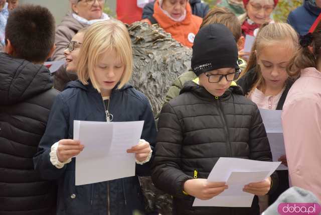 [FOTO] 11 minut poezji na Skwerze z dzikami. Za nami patriotyczna uroczystość integrująca pokolenia