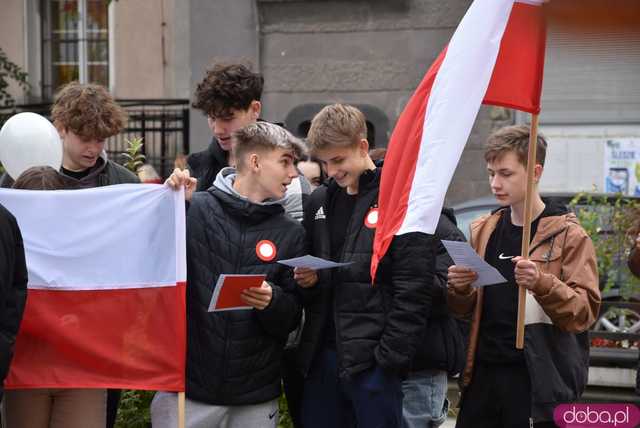 [FOTO] 11 minut poezji na Skwerze z dzikami. Za nami patriotyczna uroczystość integrująca pokolenia