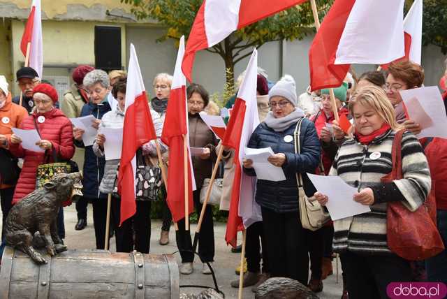 [FOTO] 11 minut poezji na Skwerze z dzikami. Za nami patriotyczna uroczystość integrująca pokolenia