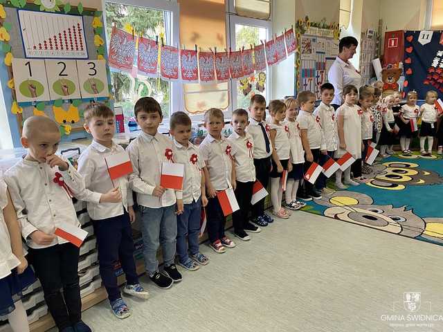 [FOTO] Od najmłodszych lat uczą się szacunku do symboli narodowych