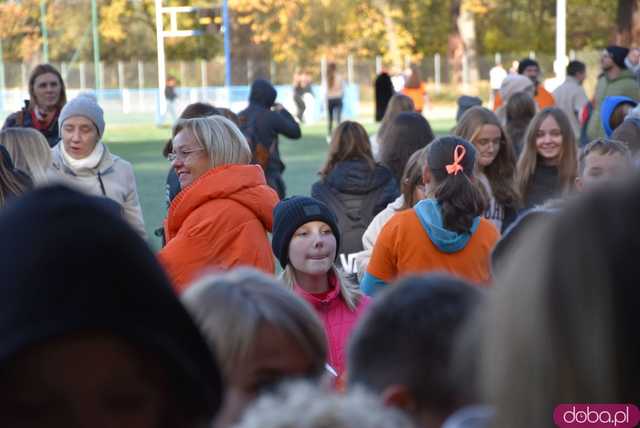 [WIDEO, FOTO] Udowodnili, że przemoc nie jest im obojętna. Marsz i piknik z okazji 19 dni przeciw przemocy w Żarowie