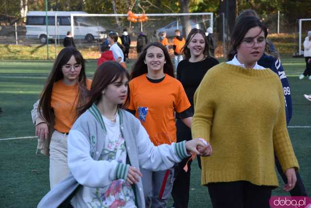 [WIDEO, FOTO] Udowodnili, że przemoc nie jest im obojętna. Marsz i piknik z okazji 19 dni przeciw przemocy w Żarowie