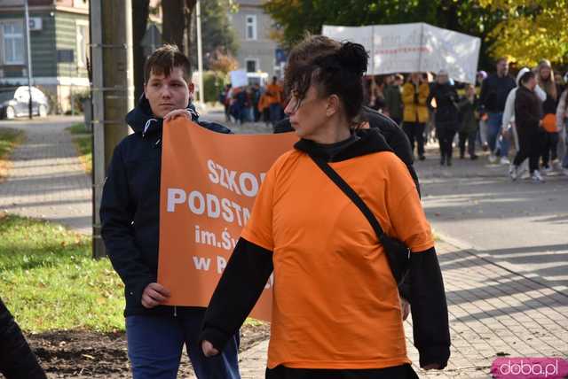 [WIDEO, FOTO] Udowodnili, że przemoc nie jest im obojętna. Marsz i piknik z okazji 19 dni przeciw przemocy w Żarowie