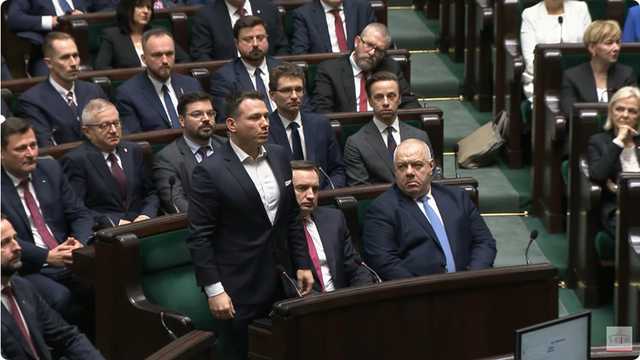 [FOTO] Posłowie z naszego okręgu zaprzysiężeni podczas pierwszego posiedzenia X kadencji. Wybrano marszałków Sejmu i Senatu