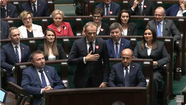 [FOTO] Posłowie z naszego okręgu zaprzysiężeni podczas pierwszego posiedzenia X kadencji. Wybrano marszałków Sejmu i Senatu