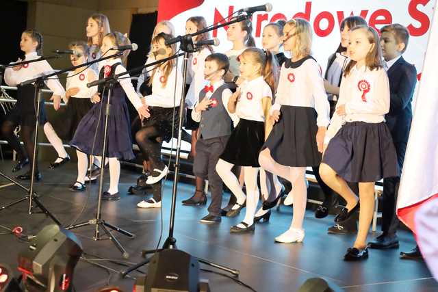 [FOTO] Zespoły i chóry zaśpiewały na XXV Festiwalu Pieśni Patriotycznych