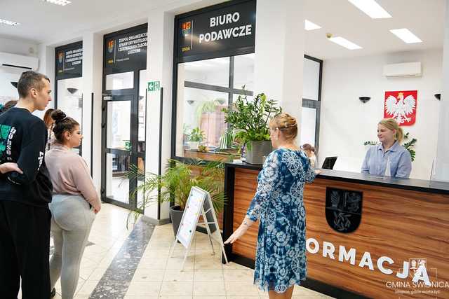 [FOTO] Uczniowie Szkoły Specjalnej z wizytą w Urzędzie Gminy Świdnica