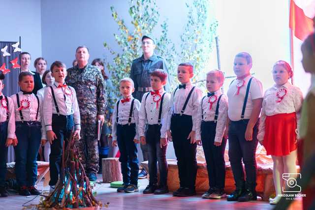 [FOTO] Występy w biało-czerwonych barwach podczas Wieczornicy Patriotycznej w Mrowinach