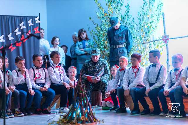 [FOTO] Występy w biało-czerwonych barwach podczas Wieczornicy Patriotycznej w Mrowinach