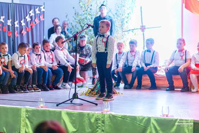 [FOTO] Występy w biało-czerwonych barwach podczas Wieczornicy Patriotycznej w Mrowinach