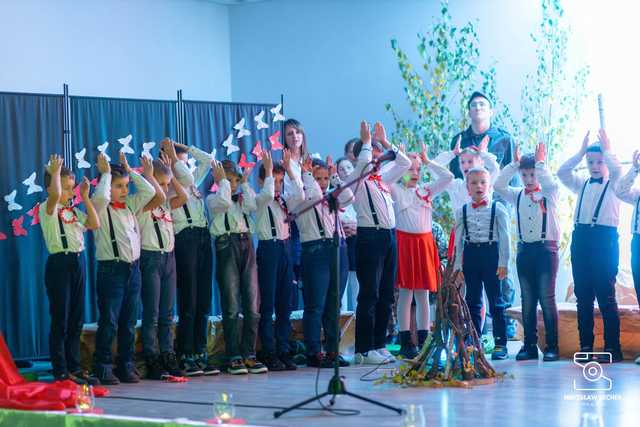 [FOTO] Występy w biało-czerwonych barwach podczas Wieczornicy Patriotycznej w Mrowinach