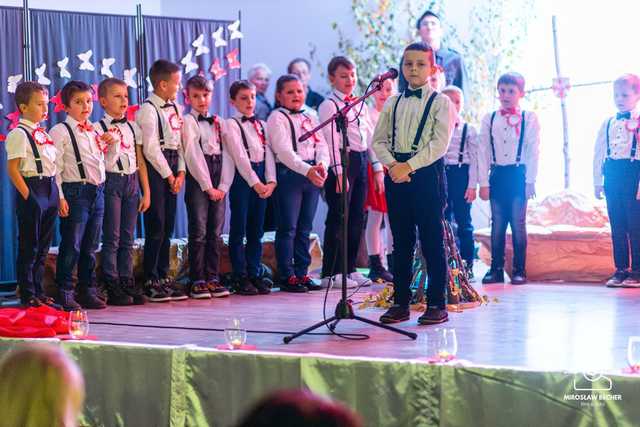 [FOTO] Występy w biało-czerwonych barwach podczas Wieczornicy Patriotycznej w Mrowinach
