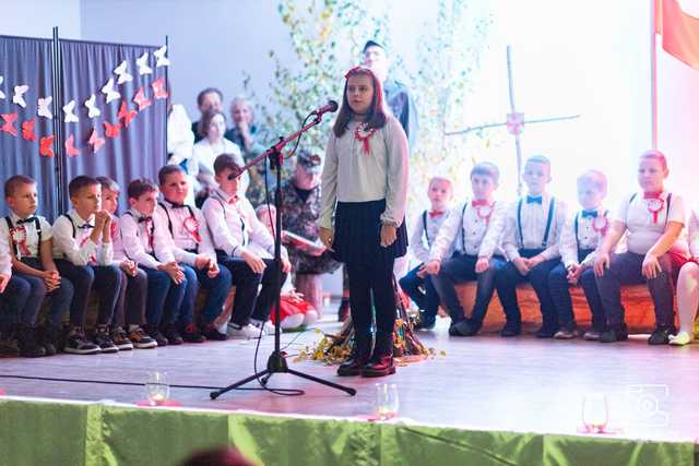 [FOTO] Występy w biało-czerwonych barwach podczas Wieczornicy Patriotycznej w Mrowinach