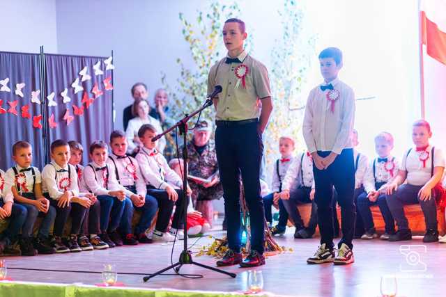 [FOTO] Występy w biało-czerwonych barwach podczas Wieczornicy Patriotycznej w Mrowinach