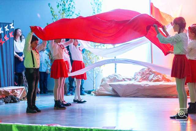 [FOTO] Występy w biało-czerwonych barwach podczas Wieczornicy Patriotycznej w Mrowinach