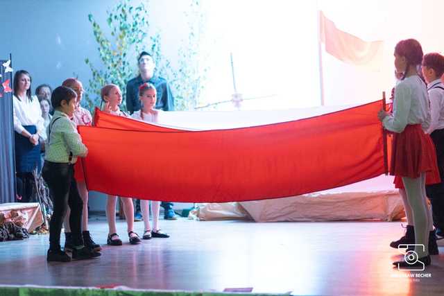 [FOTO] Występy w biało-czerwonych barwach podczas Wieczornicy Patriotycznej w Mrowinach