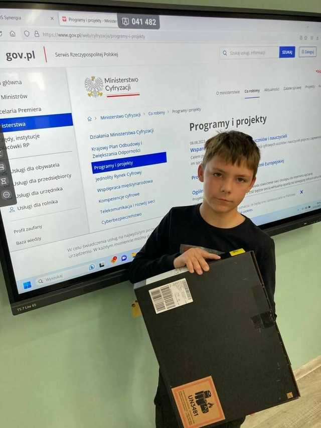 [FOTO] Uczniowie z Olszan otrzymali laptopy