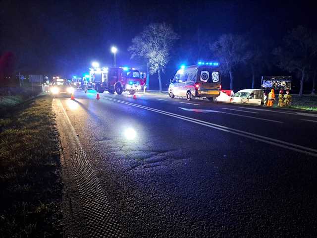 [FOTO] Zderzenie dwóch osobówek. Jedna osoba nie żyje, trzy w szpitalu