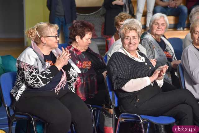 [DUŻO ZDJĘĆ] Powiew młodości, energii i optymizmu od tych najbardziej doświadczonych. Uroczysta gala na podsumowanie I edycji programu dla seniorów w Świebodzicach