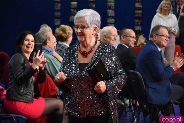 [DUŻO ZDJĘĆ] Powiew młodości, energii i optymizmu od tych najbardziej doświadczonych. Uroczysta gala na podsumowanie I edycji programu dla seniorów w Świebodzicach