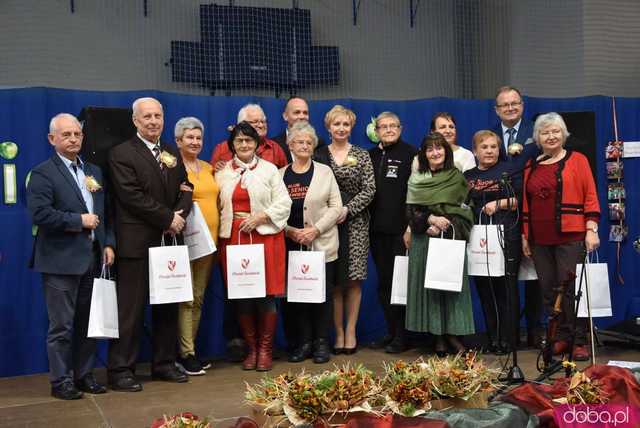 [DUŻO ZDJĘĆ] Powiew młodości, energii i optymizmu od tych najbardziej doświadczonych. Uroczysta gala na podsumowanie I edycji programu dla seniorów w Świebodzicach