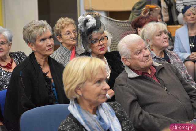 [DUŻO ZDJĘĆ] Powiew młodości, energii i optymizmu od tych najbardziej doświadczonych. Uroczysta gala na podsumowanie I edycji programu dla seniorów w Świebodzicach