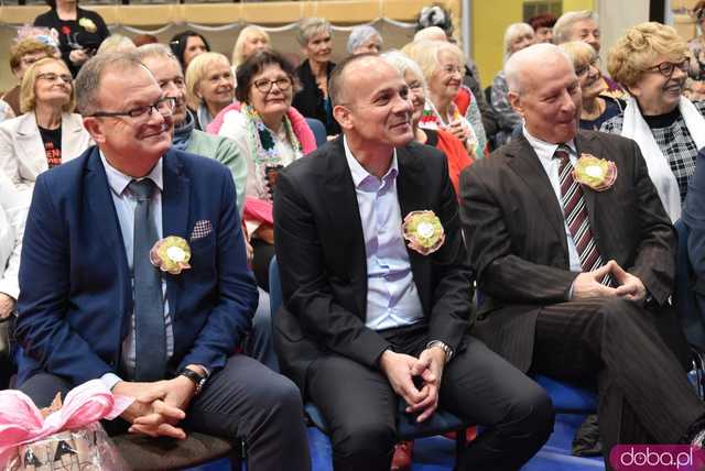 [DUŻO ZDJĘĆ] Powiew młodości, energii i optymizmu od tych najbardziej doświadczonych. Uroczysta gala na podsumowanie I edycji programu dla seniorów w Świebodzicach