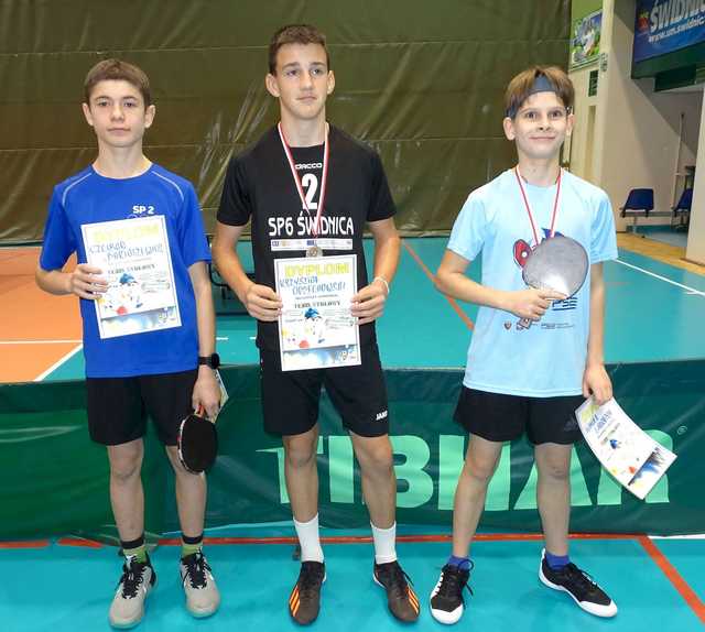 [FOTO] Zawodnicy z klas 7-8 szkół podstawowych rywalizowali w turnieju tenisa stołowego