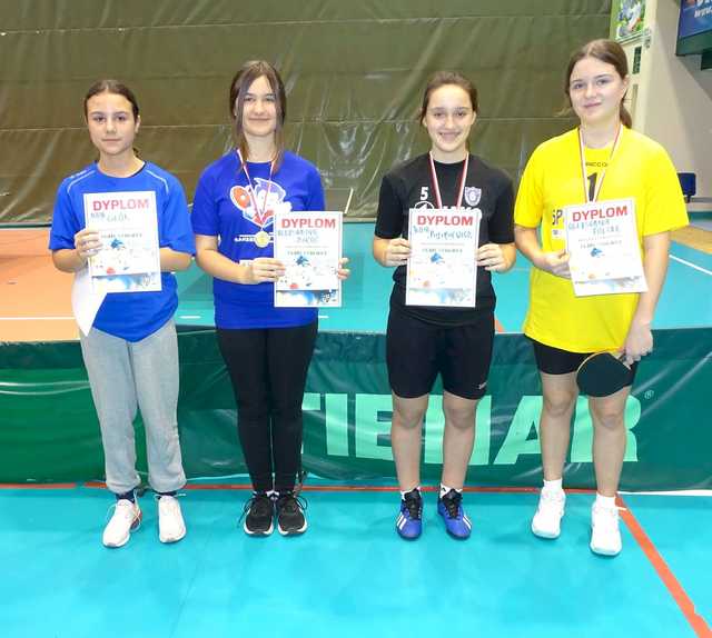 [FOTO] Zawodnicy z klas 7-8 szkół podstawowych rywalizowali w turnieju tenisa stołowego