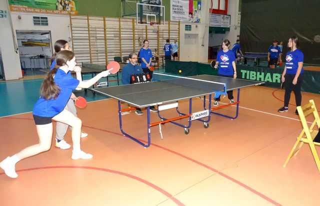 [FOTO] Zawodnicy z klas 7-8 szkół podstawowych rywalizowali w turnieju tenisa stołowego