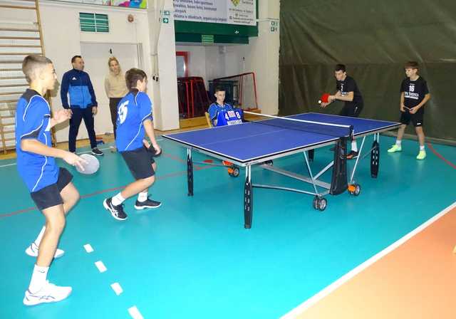 [FOTO] Zawodnicy z klas 7-8 szkół podstawowych rywalizowali w turnieju tenisa stołowego