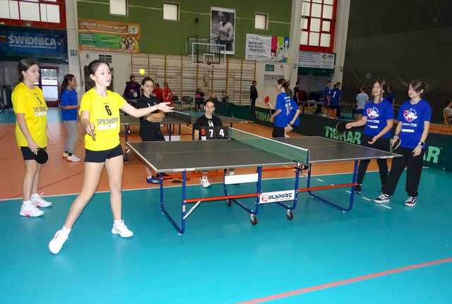 [FOTO] Zawodnicy z klas 7-8 szkół podstawowych rywalizowali w turnieju tenisa stołowego